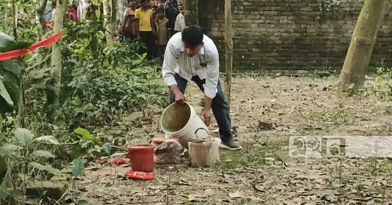 ককটেল সদৃশ বস্তু ঘিরে রেখেছে পুলিশ